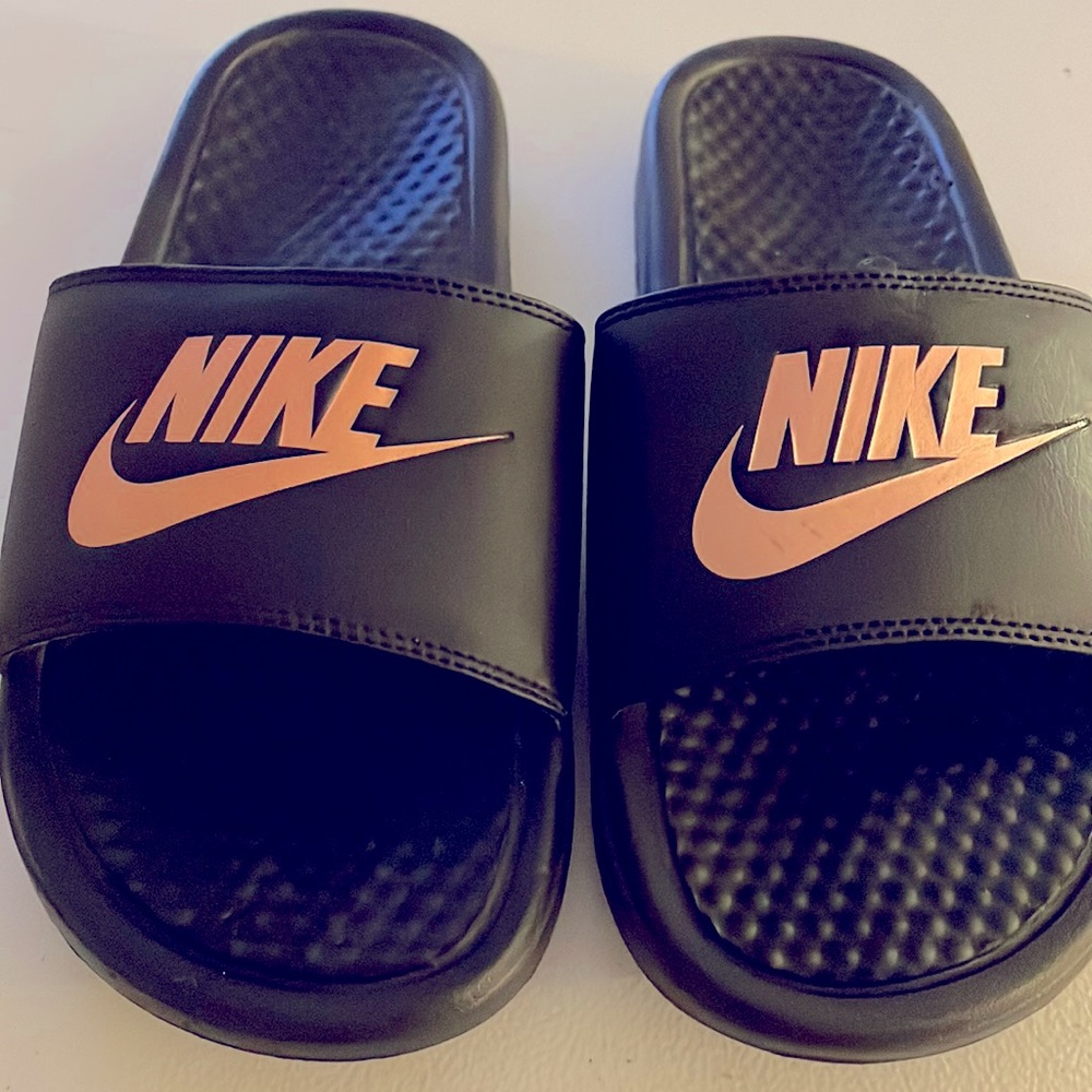 EUC Womens Nike slides in black and pink.
